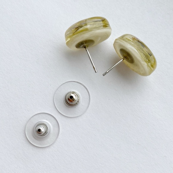 Vintage Floral Forget-me-not Cute Oval Small Stud Earrings with Real Petals - Picture 4 of 8